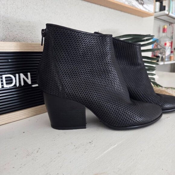 Summit I White Mountain, textured pinhole leather booties black size 38 … - Picture 5 of 15